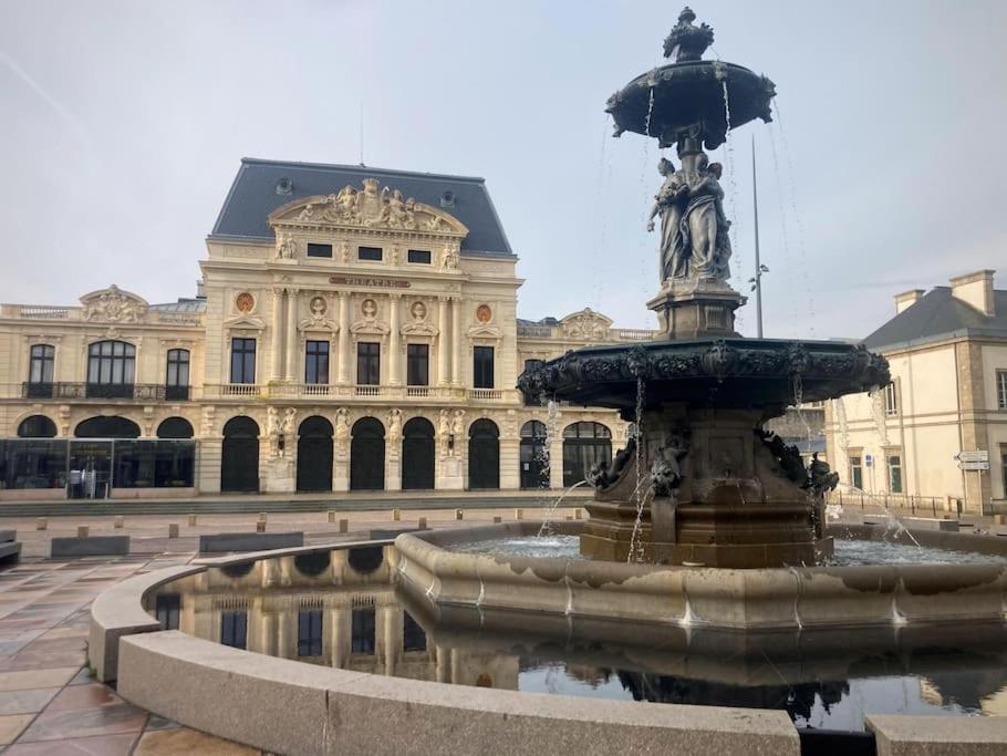 Duplex Parapluies De Cherbourg Netflix Parking Exterior foto
